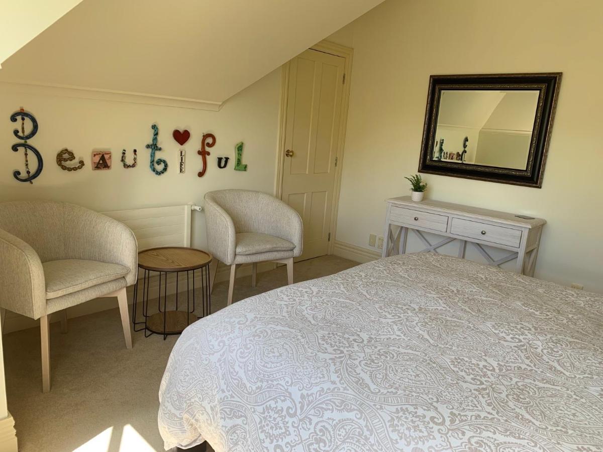 Pin Oaks Luxury Bed & Breakfast Палмерстон-Норт Экстерьер фото